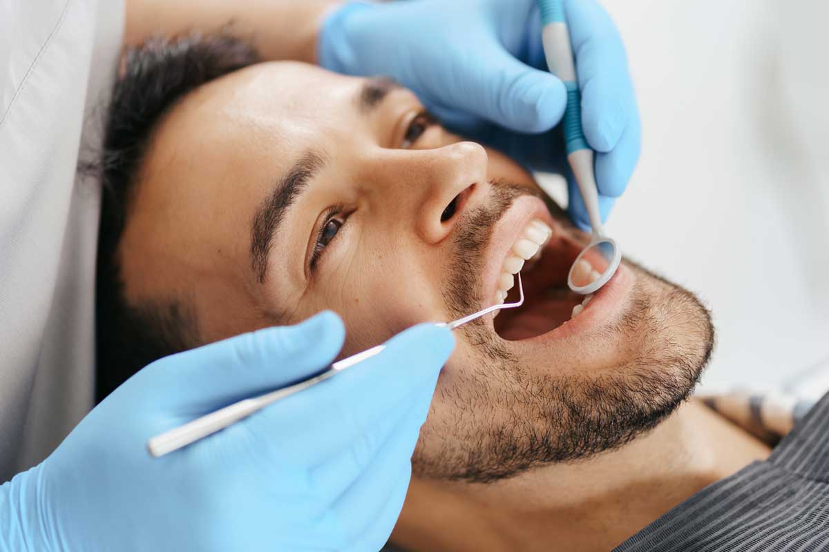 Czym są odsłonięte szyjki zębowe? stomatolog dentysta w Krakowie