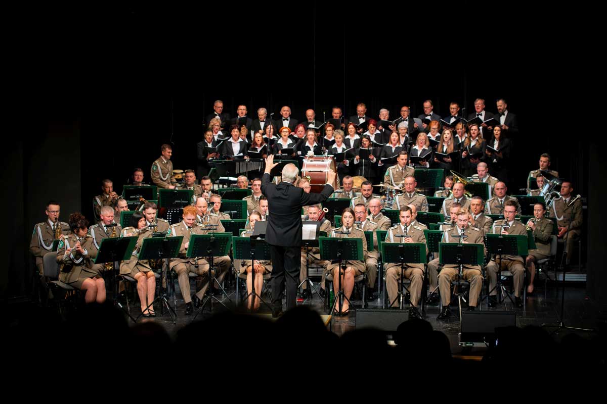 IUBILAEI CANTUS - Sądecki Festiwal Muzyczny 2024. Orkiestra Reprezentacyjna Straży Granicznej wraz z Chórem im. Jana Pawła II działającym przy parafii kolejowej w Nowym Sączu, pod batutą ppłka rez. Bolesława Szulii