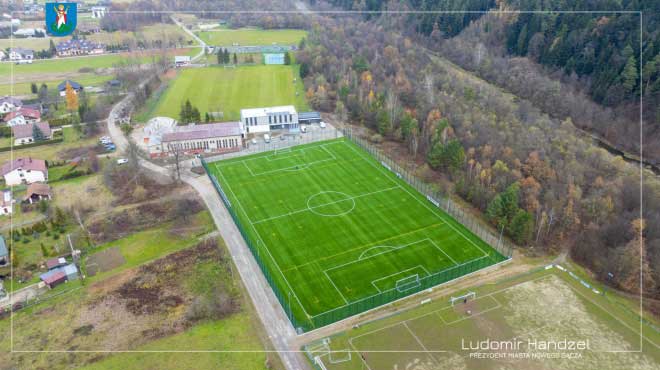 kompleks w Zawadzie w Nowym Sączu, nowe boisko ze sztuczną murawą