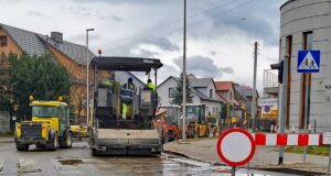 Nowy Sącz, sprzęt drogowców w czasie remontu ul. Husarskiej