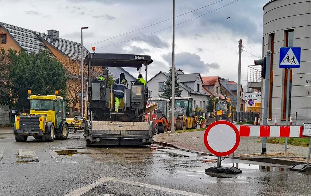 Nowy Sącz, sprzęt drogowców w czasie remontu ul. Husarskiej