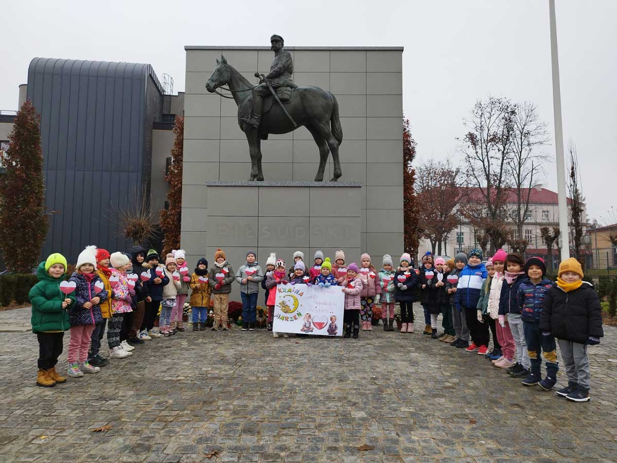 Przedszkolaki z NPM Kraina Marzeń pod pomnikiem Józefa Piłsudskiego w Nowym Sączu