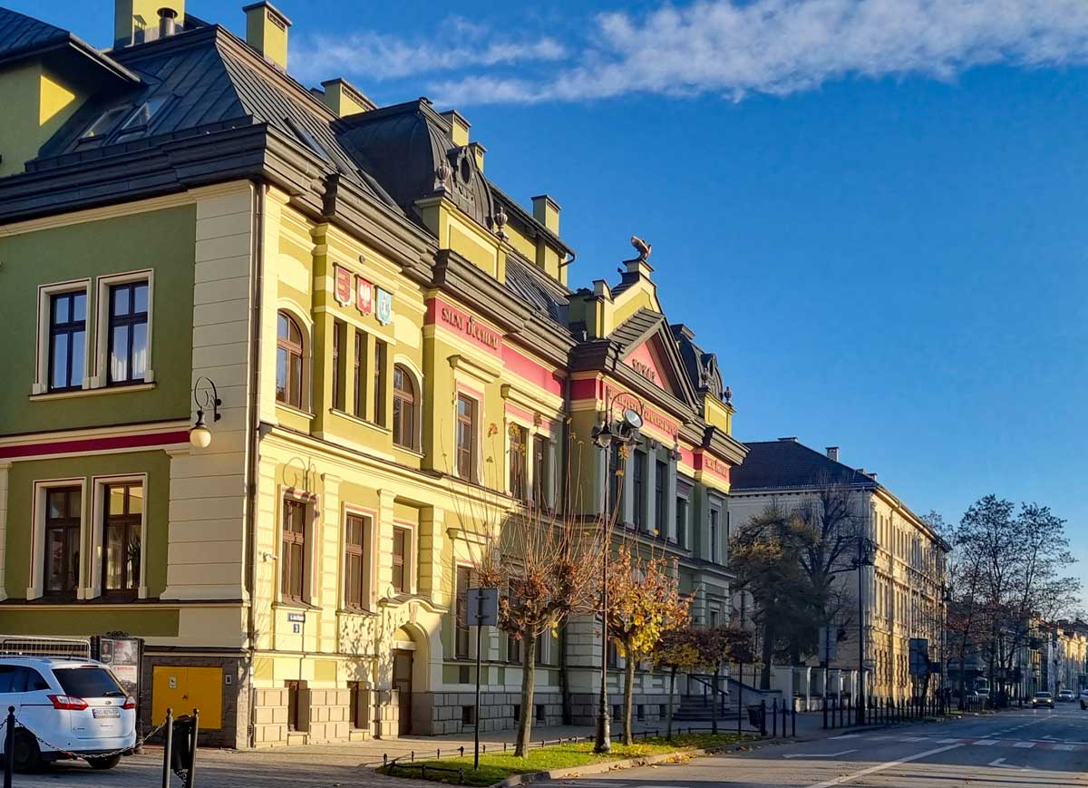 MCK Sokół w Nowym Sączu, widok od ul. Długosza, listopad 2024