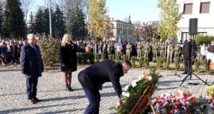 Święto Niepodległości 2024 Nowy Sącz, składanie kwiatów pod pomnikiem Józefa Piłsudskiego