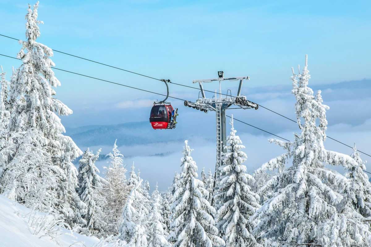 Krynica-Zdrój zimowe atrakcje. Na zdjęciu kolejka gondolowa na Jaworzynę Krynicką