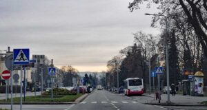 Dziewięć przejść dla pieszych na Al. Wolności i Batorego będzie bezpieczniejszych Al. Wolności w Nowym Sączu. Przejścia dla pieszych będą oświetlone