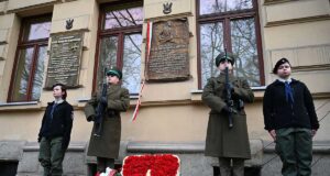 Na budynku I Liceum Ogólnokształcące im. Jana Długosza w Nowym Sączu 18 grudnia 2024 r. odsłonięta została, ufundowana przez krakowski oddział IPN, tablica pamięci gen. Bolesława Wieniawy-Długoszowskiego