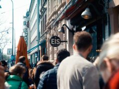 grupa ludzi na ulicy miasta. Jak unikać tłumów w najpopularniejszych atrakcjach Włoch?