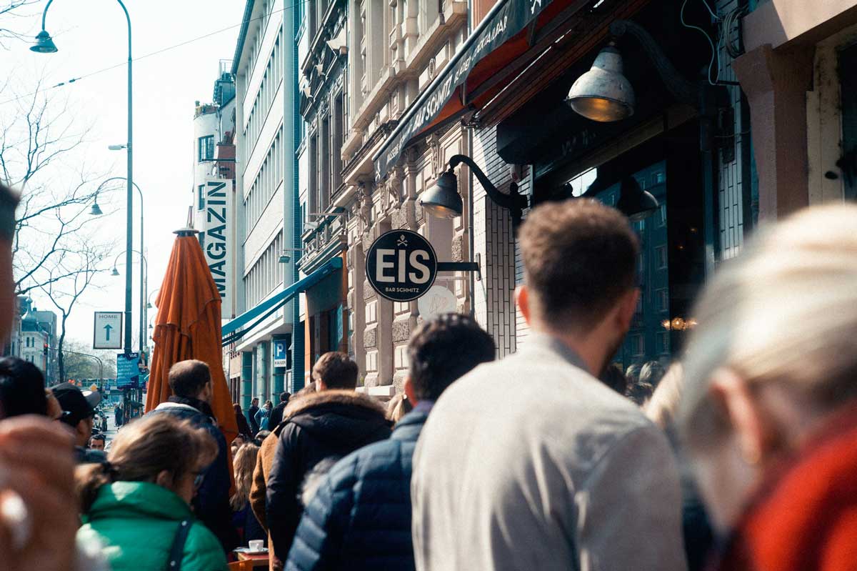 grupa ludzi na ulicy miasta. Włochy. Jak unikać tłumów w najpopularniejszych atrakcjach?