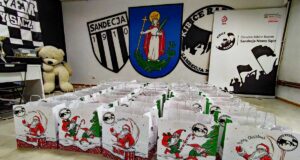 W szpitalu z mikołajkowymi prezentami od Ośrodka Kibice Razem Sandecja Nowy Sącz Akcja "Biało-Czarne" Mikołaje. Mikołajki w nowosądeckim Szpitalu z Ośrodkiem Kibice Razem Sandecja Nowy Sącz