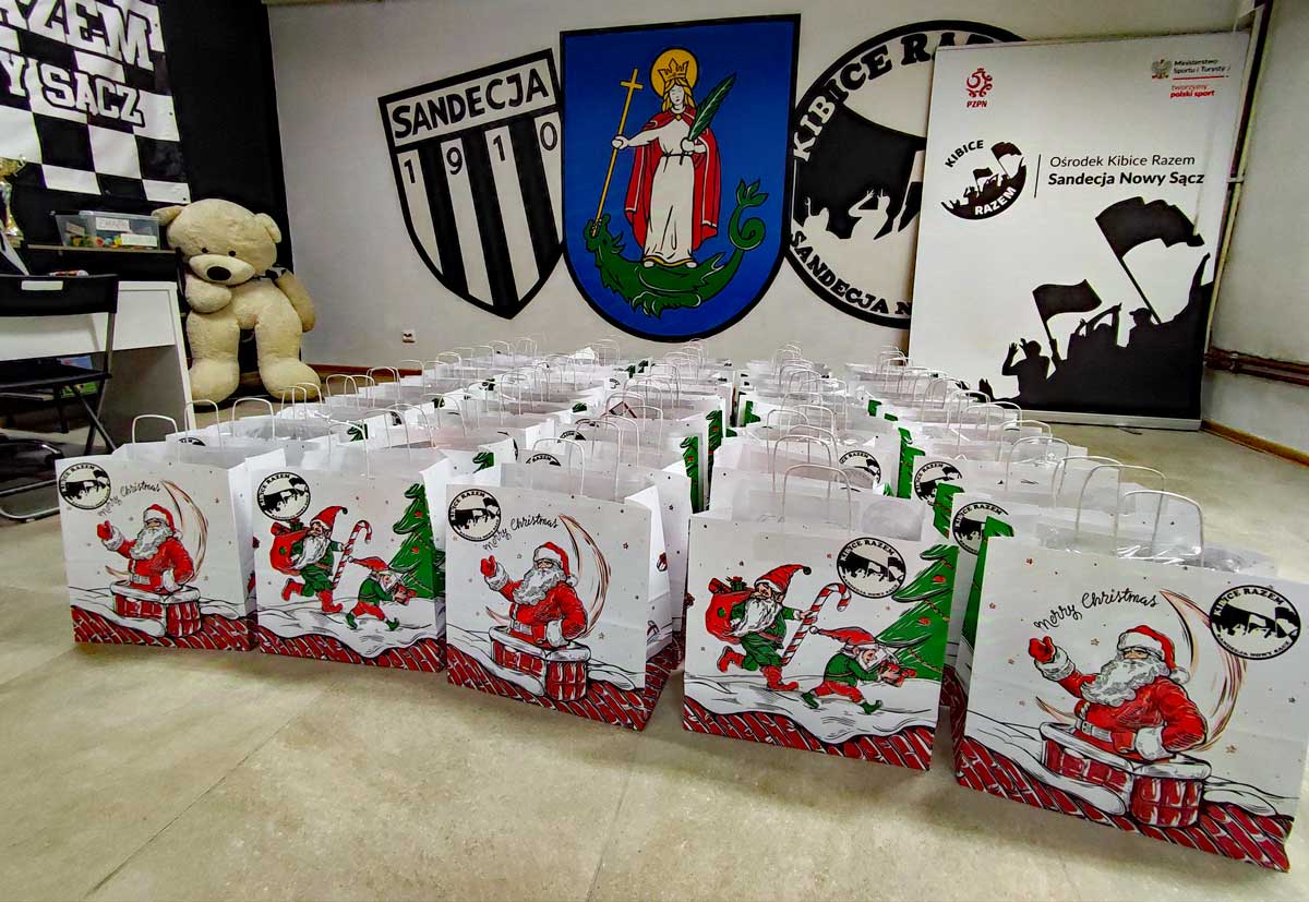 Akcja "Biało-Czarne" Mikołaje. Mikołajki w nowosądeckim Szpitalu z Ośrodkiem Kibice Razem Sandecja Nowy Sącz