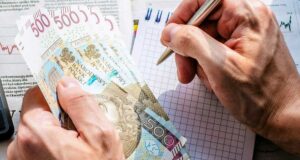 Blisko połowa Polaków zamierza w tym roku bardziej niż w zeszłym ograniczać świąteczne wydatki plik banknotów 500-złotowych w ręce