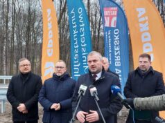 Wiceminister infrastruktury Stanisław Bukowiec na briefingu z okazji wydania decyzji środowiskowej dla Sądeczanki (DK75) i rychłego otwarcia zachodniej obwodnicy Brzeska