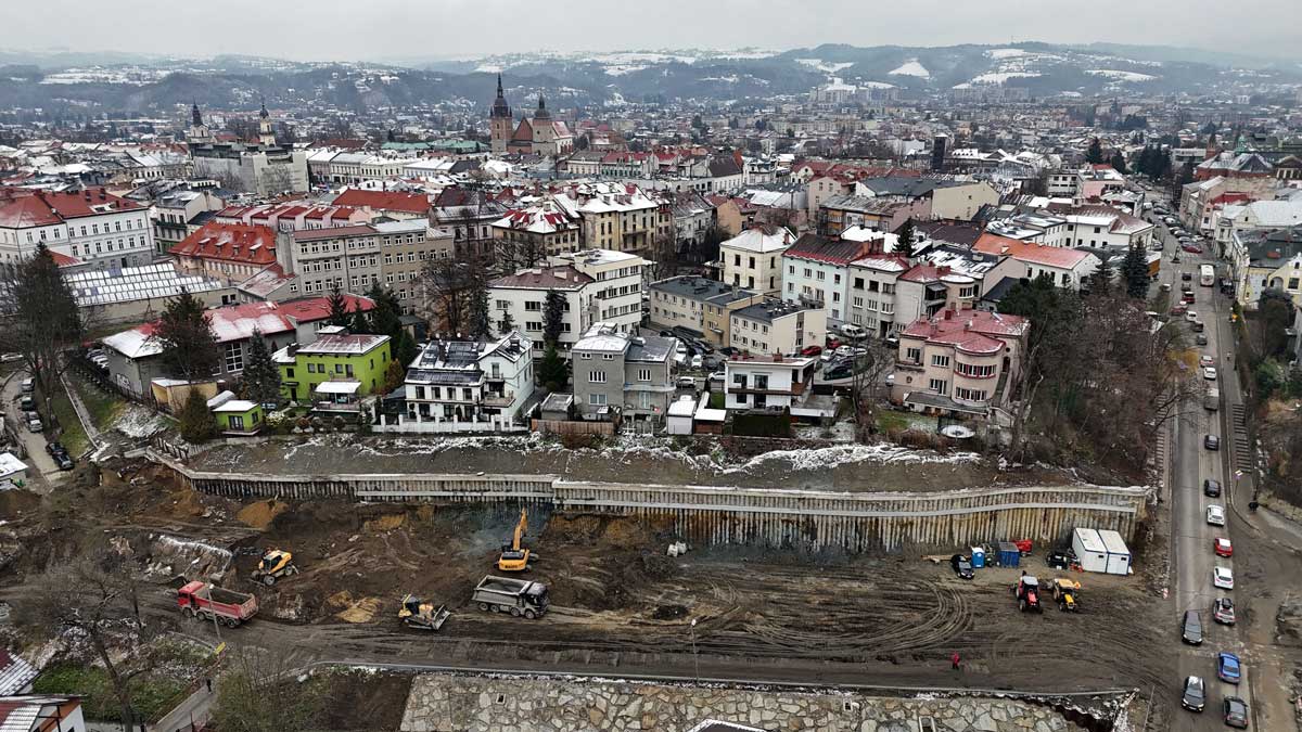 Przygotowanie terenu pod linię kolejową na pomiędzy ul. Mickiewicza i Kościuszki w Nowym Sączu, widok z lotu ptaka