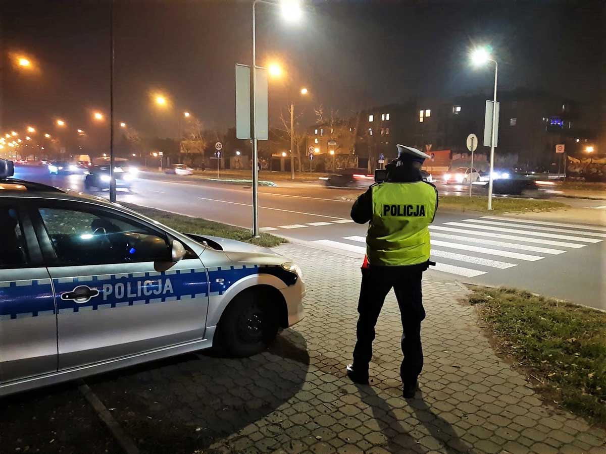 Sądecka Policja: wzmożone działania w okresie świąteczno-noworocznym. Policjanci radzą jak bezpiecznie podróżować. Na zdjęciu policjant z radarowym miernikiem prędkości, obok radiowów