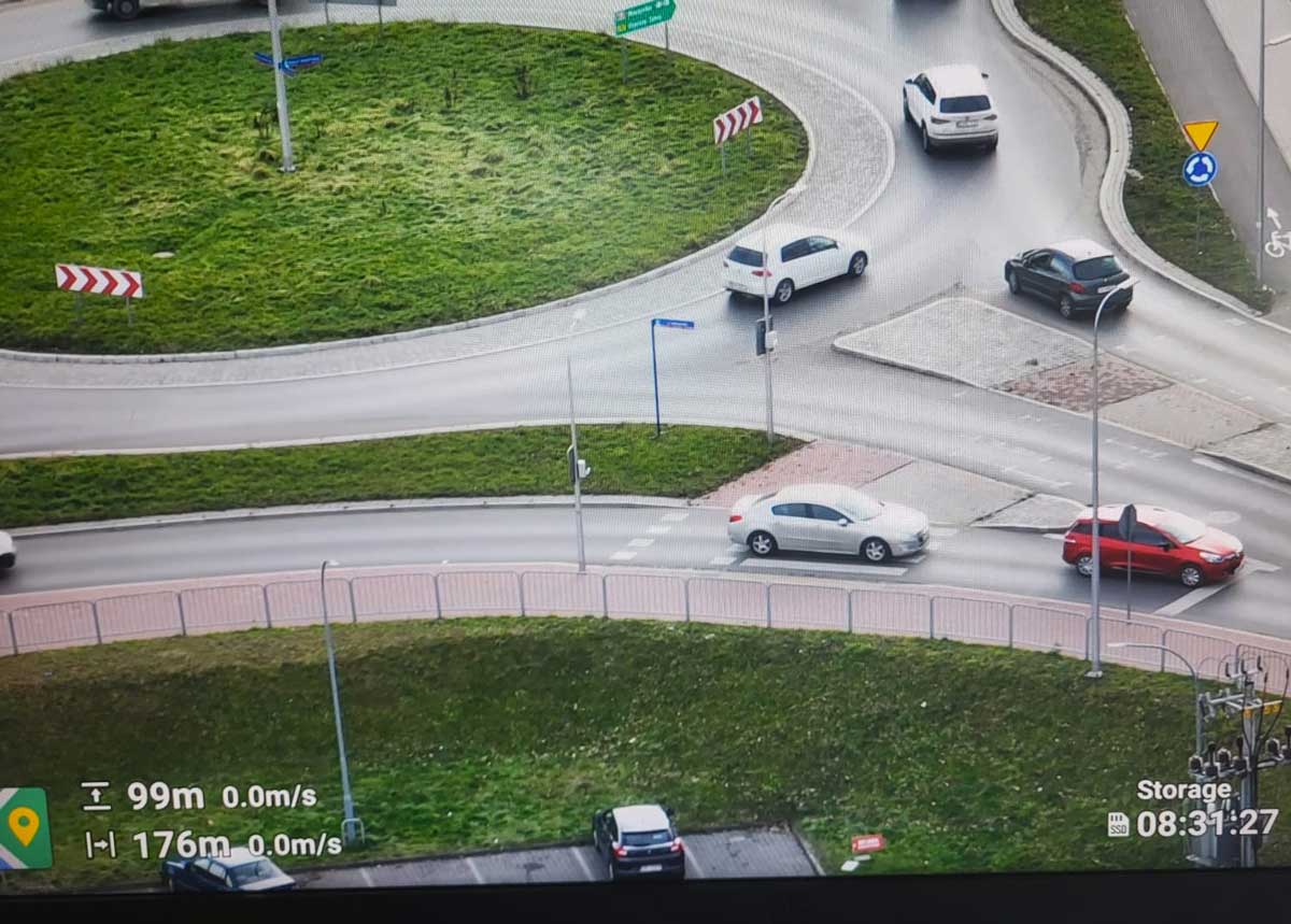 dron policji rejestrował wykroczenia w Nowym Sączu - rondo przy ul. Nawojowskiej