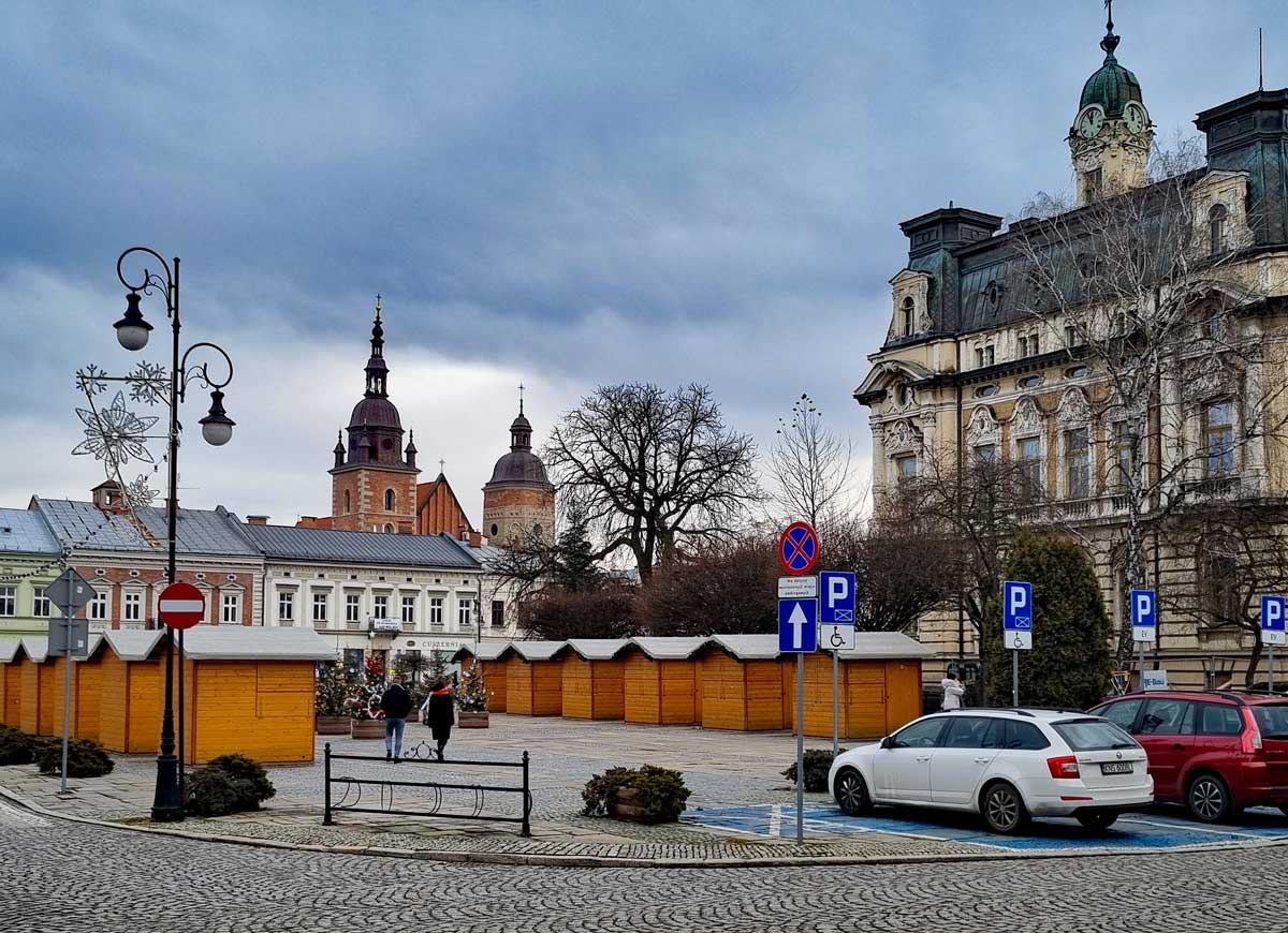 Budki na nowosądeckim rynku stoją już od lat, używane są rzadko. 22 grudnia 2024