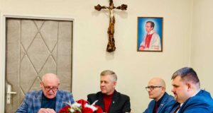 Komitet Obywatelski Nowego Sącza i Sądecczyzny popierający Karola Nawrockiego jako kandydata na Urząd Prezydenta RP w wyborach w 2025 r. Pierwszy z lewej Andrzej Szkaradek