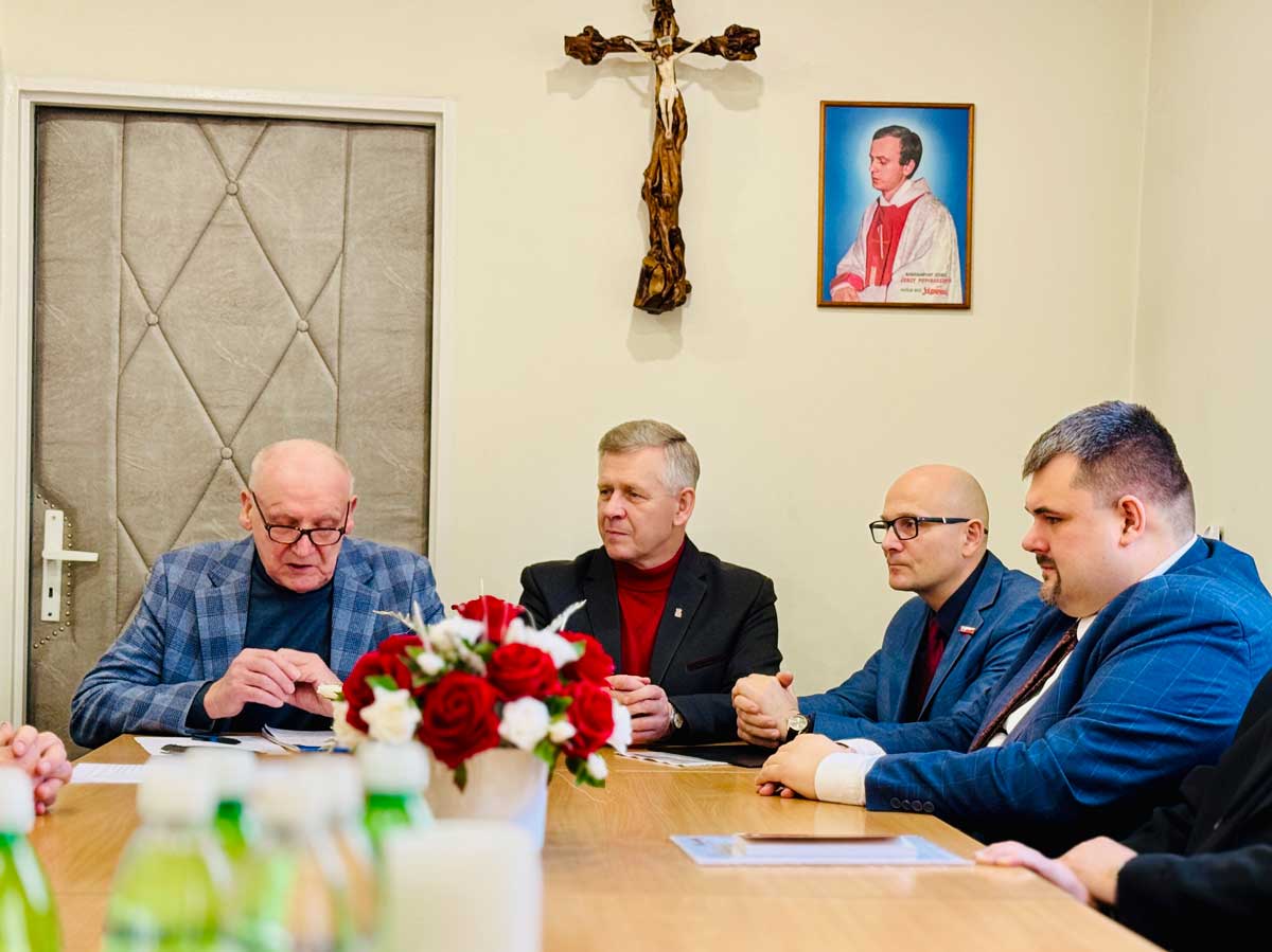 Komitet Obywatelski Nowego Sącza i Sądecczyzny popierający Karola
Nawrockiego jako kandydata na Urząd Prezydenta RP w wyborach w 2025 r. Pierwszy z lewej Andrzej Szkaradek
