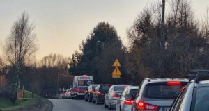 ul. Starowiejska w Nowym Sączu, korek przed tymczasową sygnalizacją świetlną