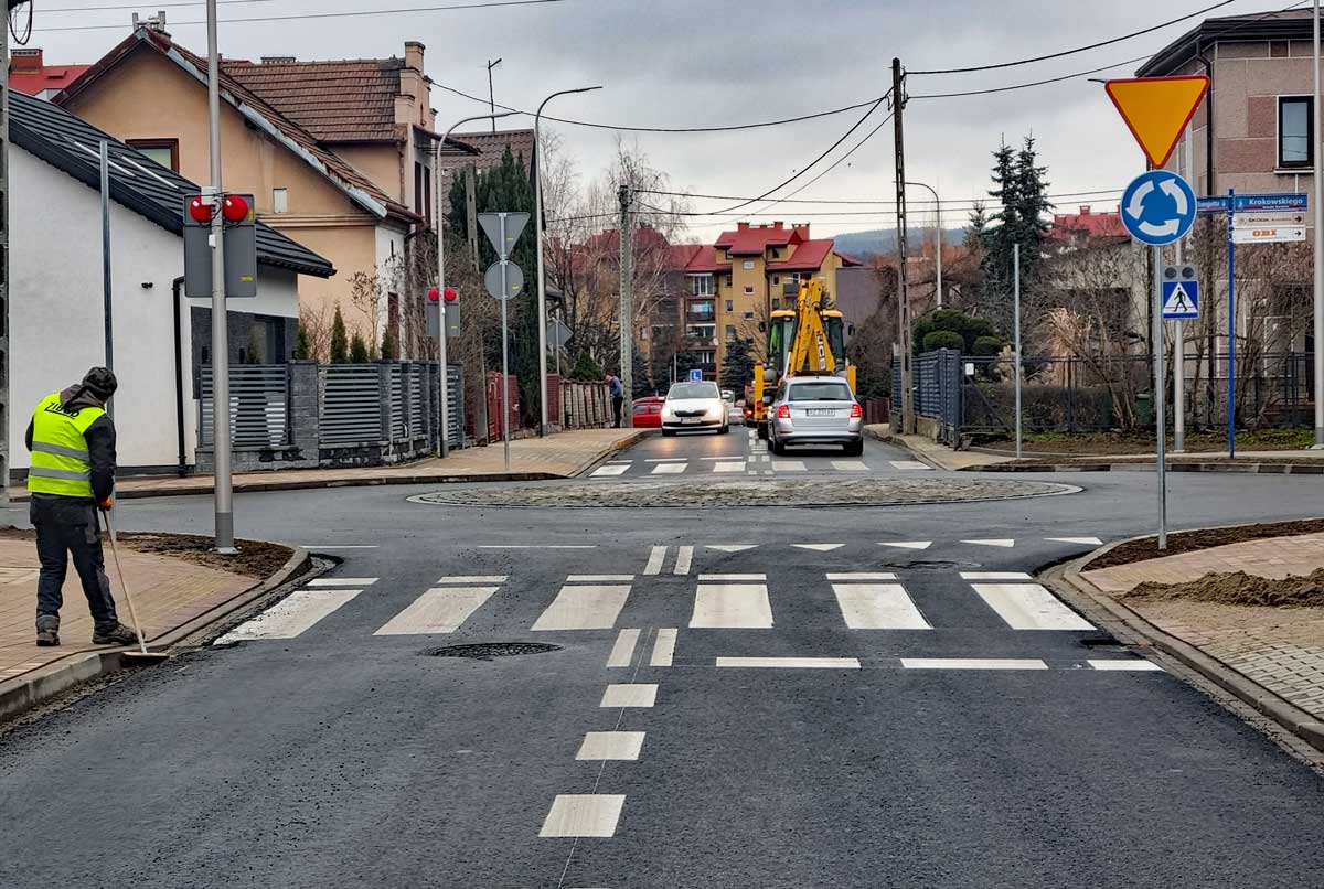 ul. Traugutta i mini rondo w Nowym Sączu. Wykonawcą był Zibud