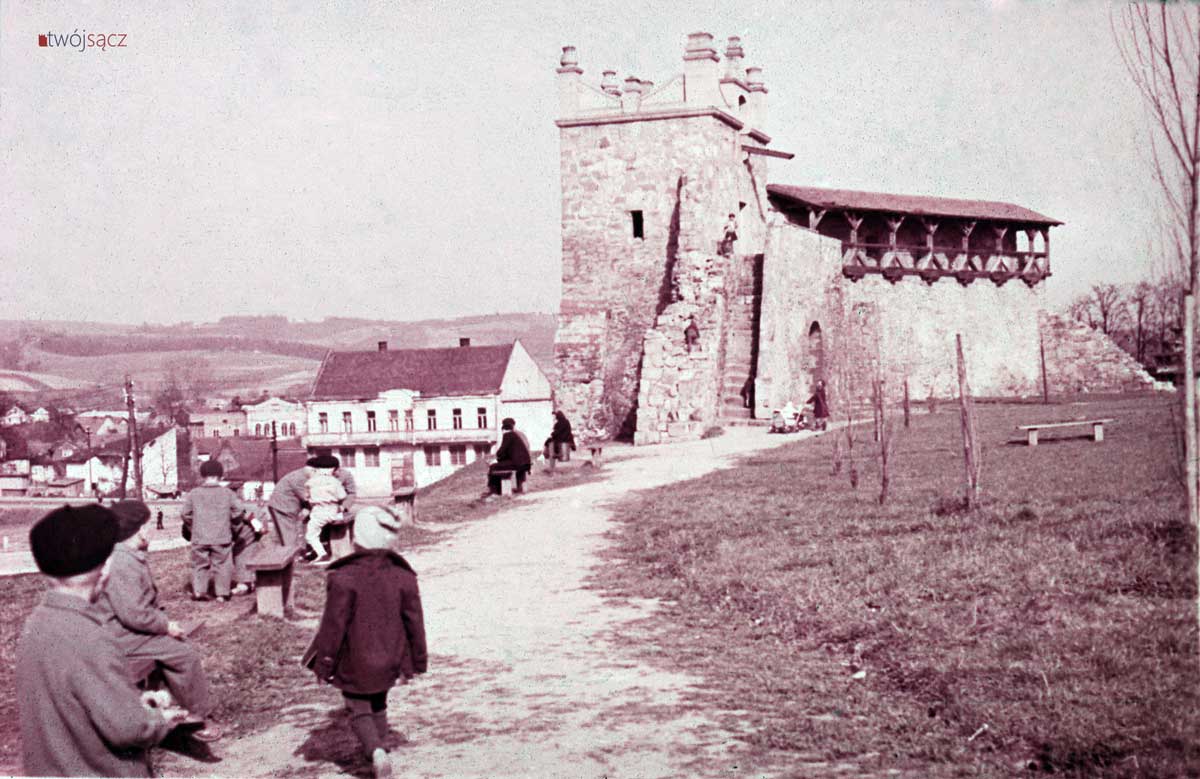 Baszta Kowalska Nowy Sącz, obok ławeczki, w głębi zabudowania, lata 60, fot. Tadeusz Barucki