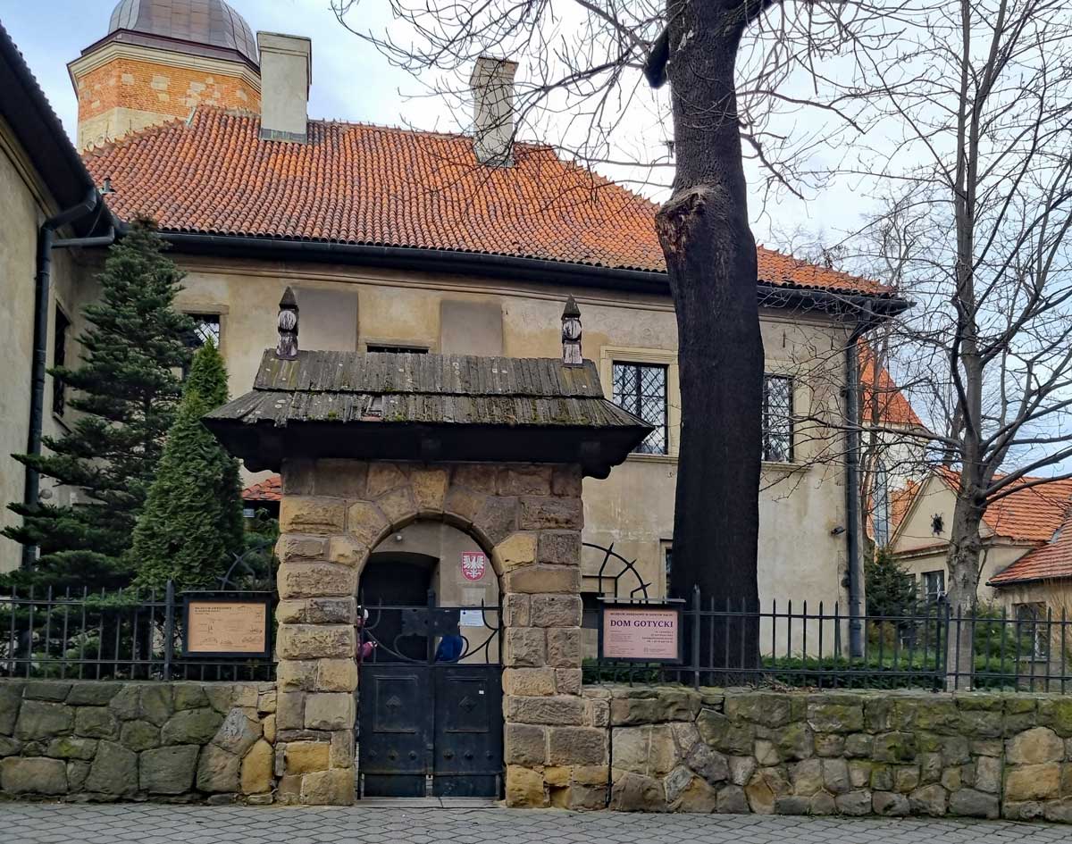 fragment Domu Gotyckiego w Nowym Sączu przy ul. Lwowskiej, stan ze stycznia 2025. To będzie ymczasowa siedziba Urzędu Miasta Nowego Sącza
