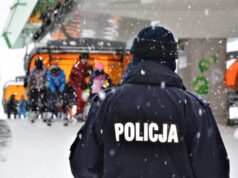Policja radzi, jak bezpiecznie spędzić ferie zimowe na Sądecczyźnie. Policjant przy wyciągu narciarskim