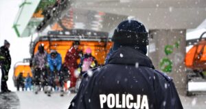 Policja radzi, jak bezpiecznie spędzić ferie zimowe na Sądecczyźnie. Policjant przy wyciągu narciarskim