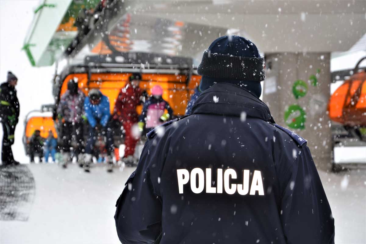 Policja radzi, jak bezpiecznie spędzić ferie zimowe na Sądecczyźnie. Policjant przy wyciągu narciarskim