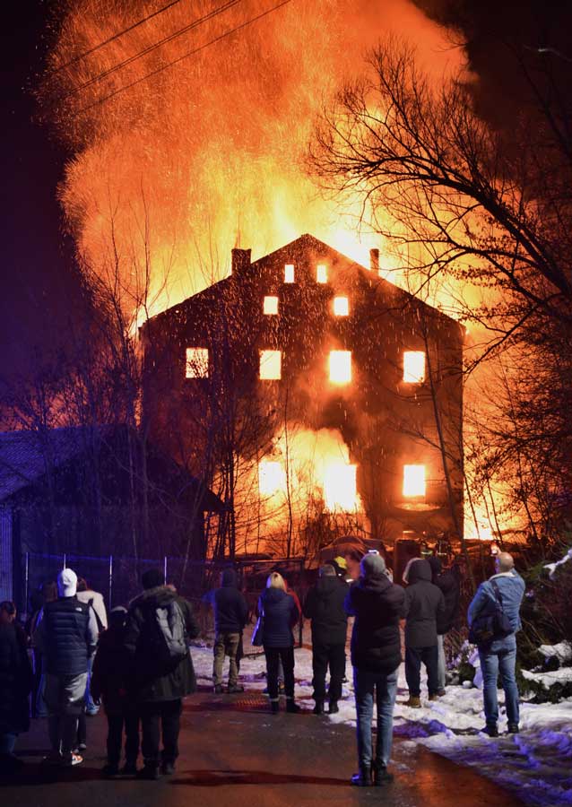 pożar dawnego młyna w Nowym Sączu, 17 stycznia 2025, fot. Sylwester Adamczyk
