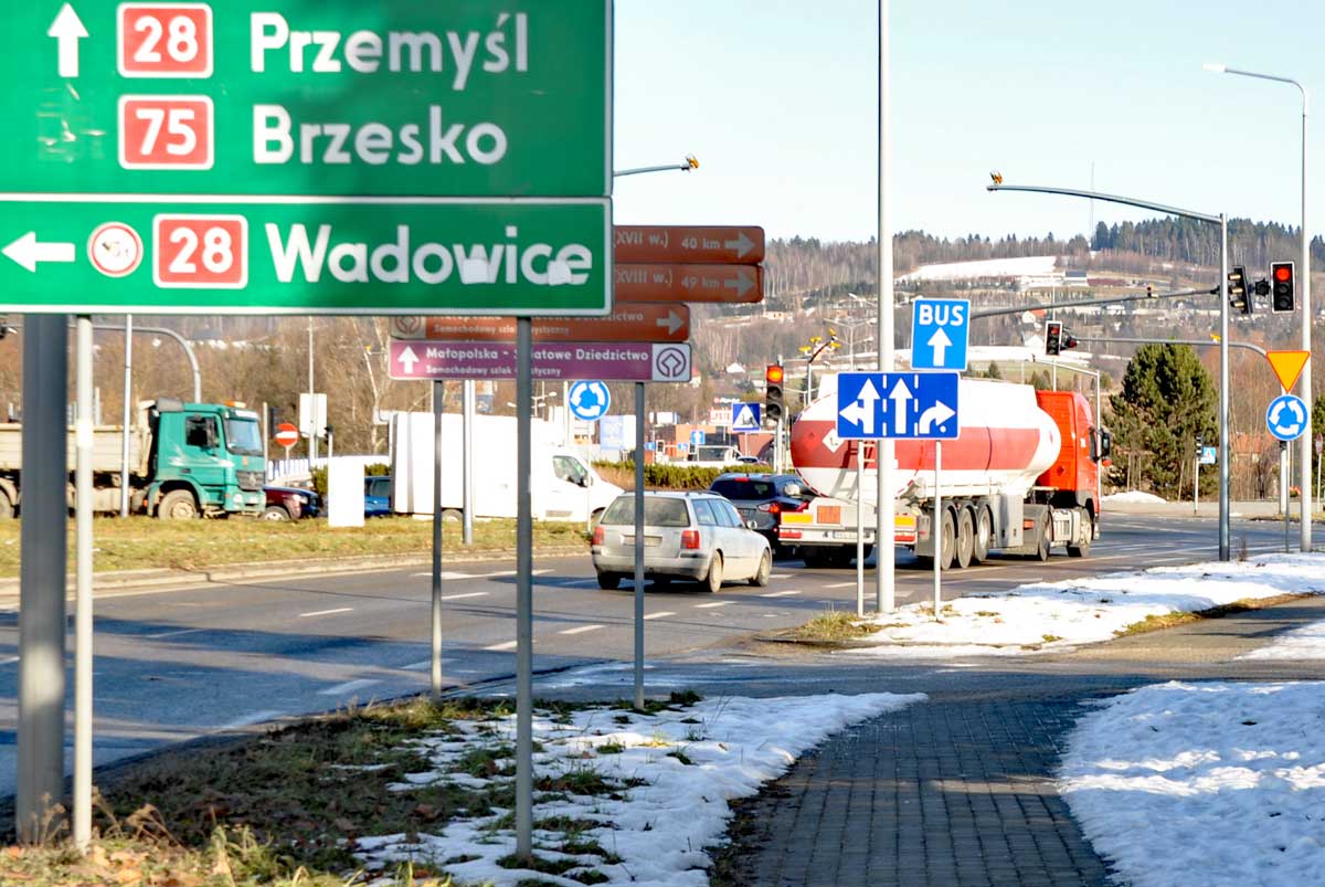 Rondo Solidarności w Nowym Sączu. System RedLight rejestrujący przejazd na czerwonym świetle działa tu od 2023 roku