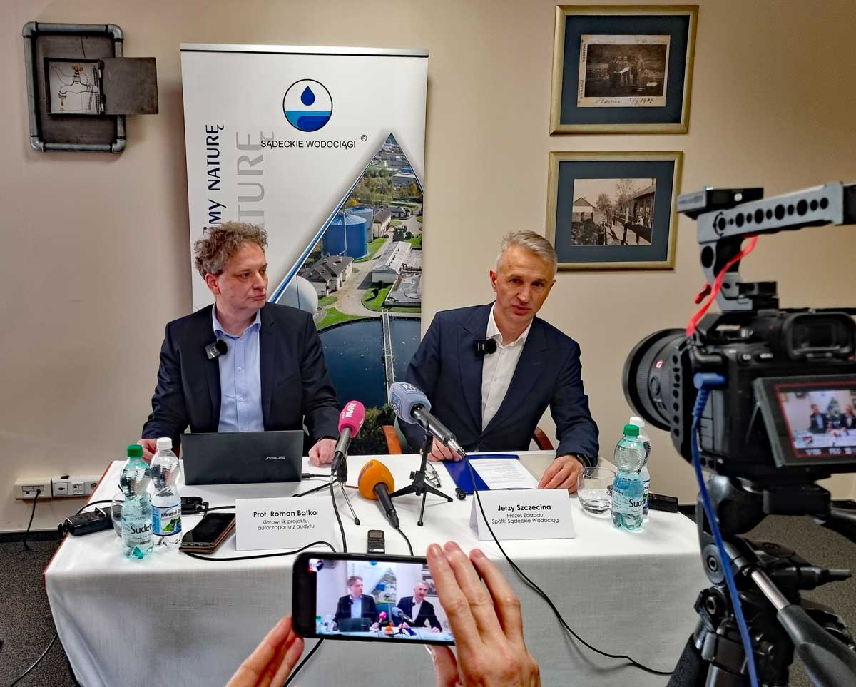 Sądeckie Wodociągi - konferencja prasowa prezesa Jerzego Szczeciny (po prawej) i Romana Batko