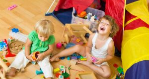 mycie i dezynfekcja zabawek - środki do czyszczenia w sklepie 3kiwi. dzieci bawiące się klockami