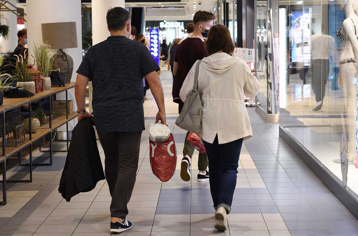 Ruch w centrach handlowych i galeriach w 2024 roku. Centrum handlowe - wnętrze. klienci w hallu