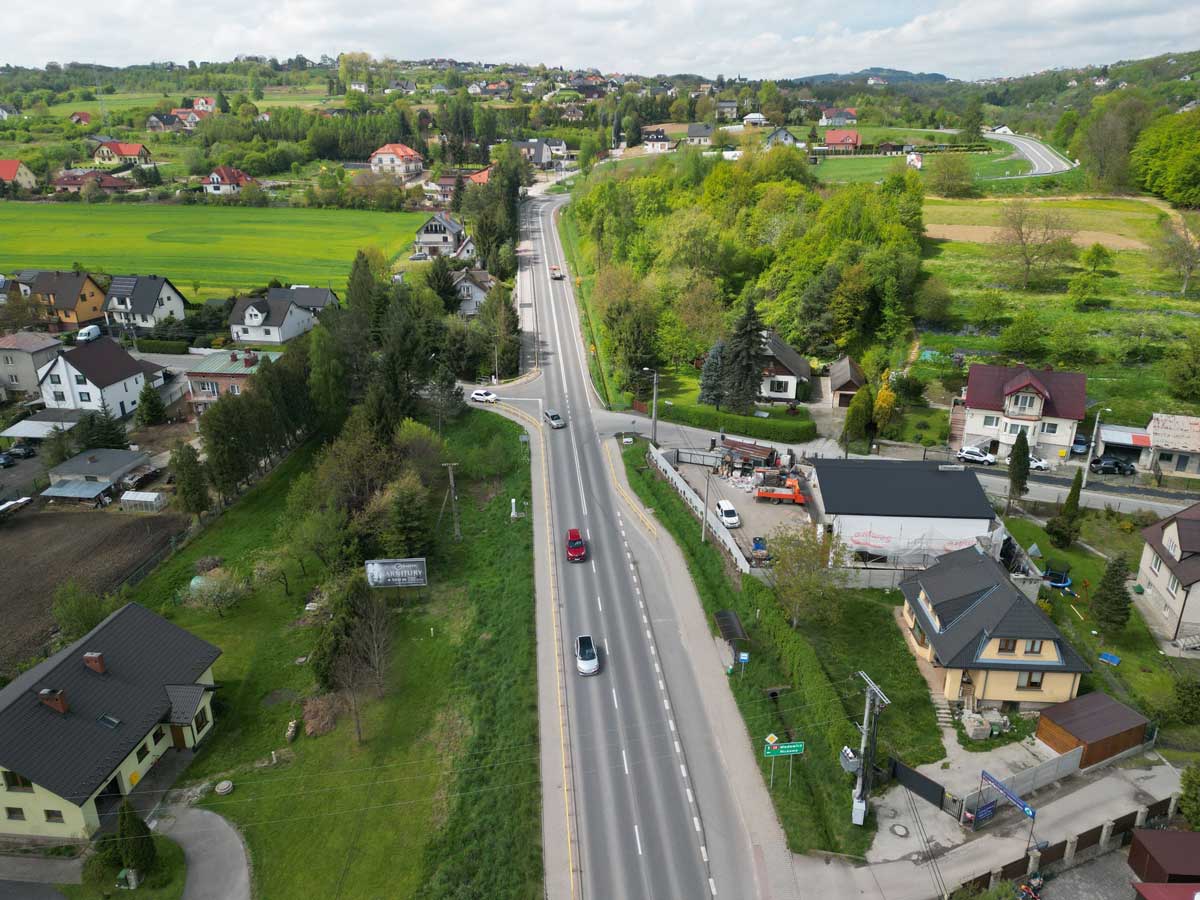 DK28 między Limanową a Chełmcem będzie modernizowana. Na zdjęciu droga krajowa 28 w Biczycach Dolnych (gmina Chełmiec)