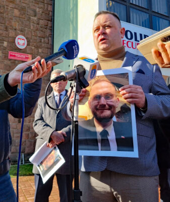 Jakub Prokopowicz, radny Nowego Sącza ze zdjęciem radnego Michała Kądziołki