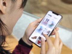 Oszczędzanie na zakupach online - człowiek ze smartfonem w ręku