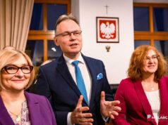Biuro europosła Arkadiusza Mularczyka w Nowym Sączu - otwarcie. Od lewej Barbara Bartuś, Arkadiusz Mularczyk, Iwona Mularczyk