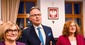 Biuro europosła Arkadiusza Mularczyka w Nowym Sączu - otwarcie. Od lewej Barbara Bartuś, Arkadiusz Mularczyk, Iwona Mularczyk
