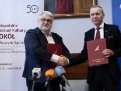 Porozumienie ANS Sokół. Po lewej Andrzej Zarych, dyrektor Małopolskiego Centrum Kultury Sokół w Nowym Sączu. Po prawej rektor ANS, dr hab. inż. Józef Ciuła, prof. ANS