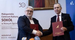 Porozumienie ANS Sokół. Po lewej Andrzej Zarych, dyrektor Małopolskiego Centrum Kultury Sokół w Nowym Sączu. Po prawej rektor ANS, dr hab. inż. Józef Ciuła, prof. ANS