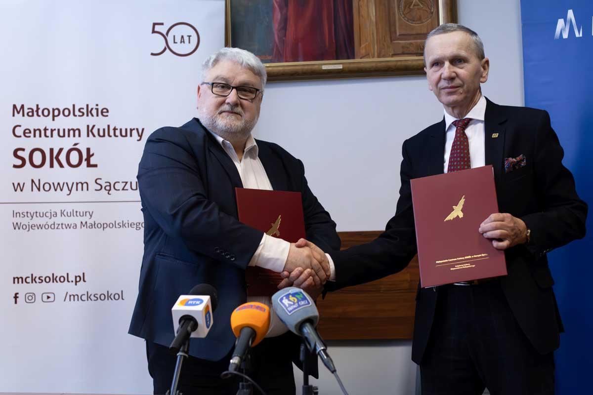 Porozumienie ANS Sokół. Po lewej Andrzej Zarych, dyrektor Małopolskiego Centrum Kultury Sokół w Nowym Sączu. Po prawej rektor ANS, dr hab. inż. Józef Ciuła, prof. ANS