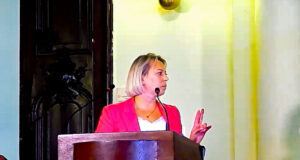 Ewa Stasiak-Kubacka zabiera głos na sesji Rady Miasta Nowego Sącza