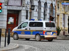 Będzie nowe auto dla straży miejskiej w Nowym Sączu. Na zdjęciu Nissan NV200 wyjeżdża z nowosądeckiego rynku