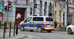 Będzie nowe auto dla straży miejskiej w Nowym Sączu. Na zdjęciu Nissan NV200 wyjeżdża z nowosądeckiego rynku