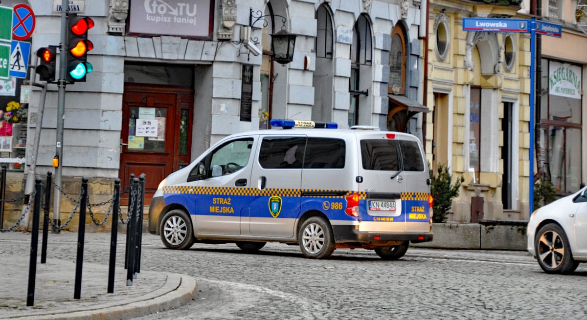 Będzie nowe auto dla straży miejskiej w Nowym Sączu. Na zdjęciu Nissan NV200 wyjeżdża z nowosądeckiego rynku