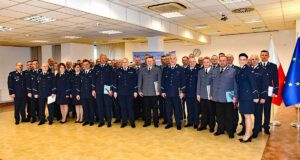 uczestnicy uroczystej zbiórki w Komendzie Miejskiej Policji w Nowym Sączu, 20 lutego 2025