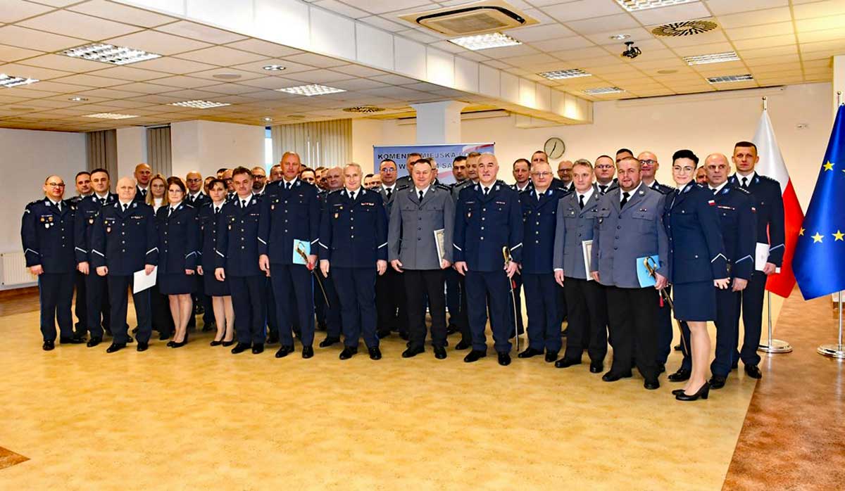 podinsp. Waldemar Górowski i uczestnicy uroczystej zbiórki w Komendzie Miejskiej Policji w Nowym Sączu, 20 lutego 2025