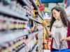 ekspozytory produktów veraco.pl. Kobieta przy regale sklepowym ogląda produkt